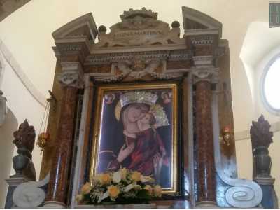 Nei primi giorni del mese ognuna delle parrocchie cittadine pu� richiedere l�icona della Vergine, collocata durante il resto dell�anno all'interno della Basilica della Madonna dei Martiri. Quadro che viene affidato a turno a una di esse dove resta per una settimana